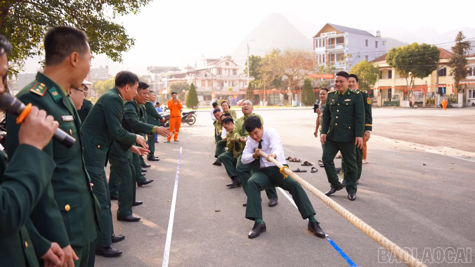 baolaocai-br_thi-keo-co-giua-doi-dai-dien-cac-thon-va-doi-can-bo-chien-si-bien-phong-9012.jpg