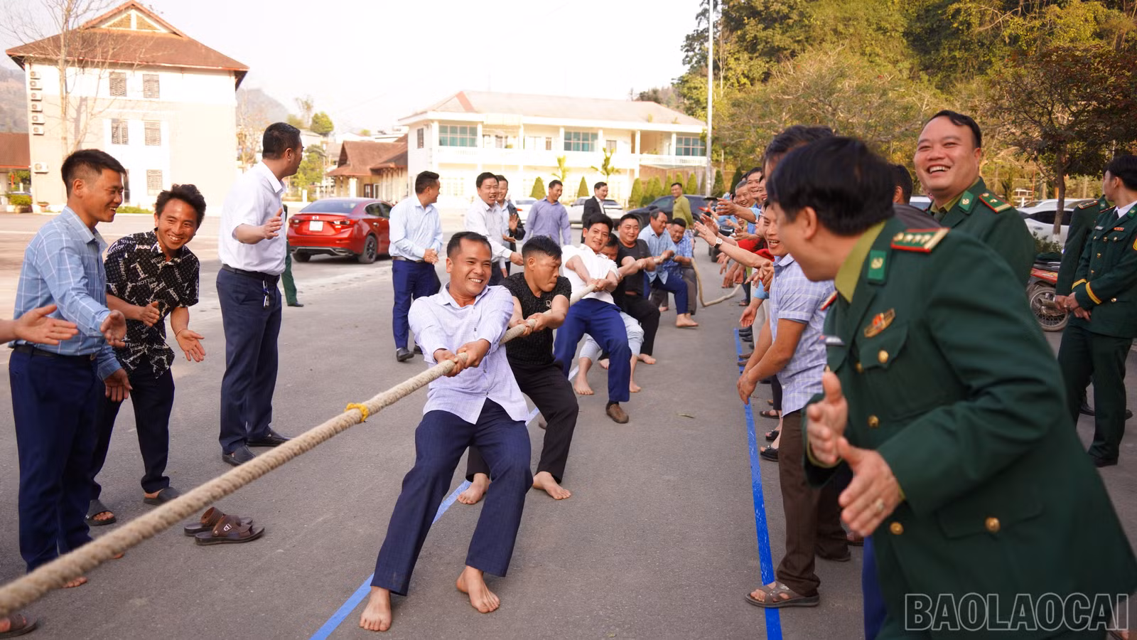 baolaocai-br_thi-keo-co-giua-doi-dai-dien-cac-thon-va-doi-can-bo-chien-si-bien-phong.jpg
