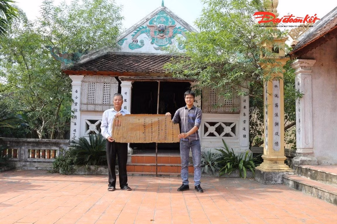 Nhà nghiên cứu Trần Mạnh Cường (bên phải) trong một lần nghiên cứu về Đạo sắc phong có liên quan tới người vẽ bản đồ Hoàng Sa Trường Sa năm 1774.