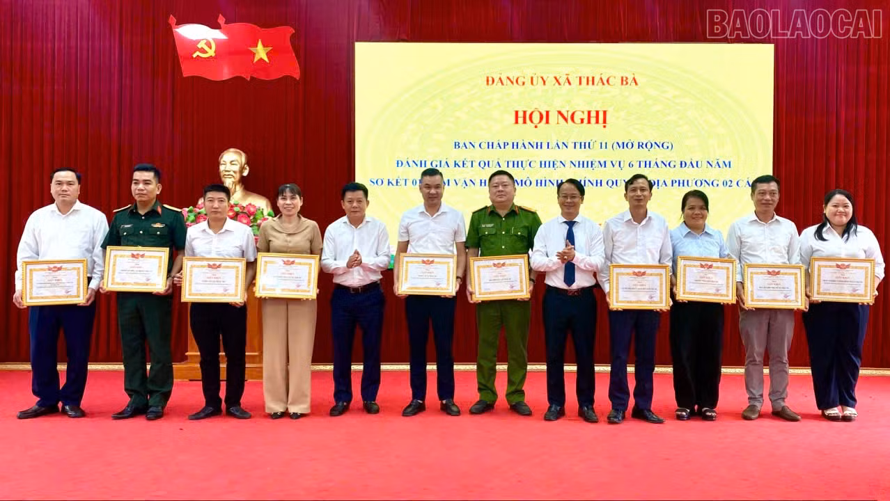 baolaocai-tr_lanh-dao-ubnd-xa-khen-thuong-cho-khen-thuong-cho-cac-ca-nhan-co-thanh-tich-xuat-sac-trong-phong-trao-thi-dua-cua-dia-phuong.jpg