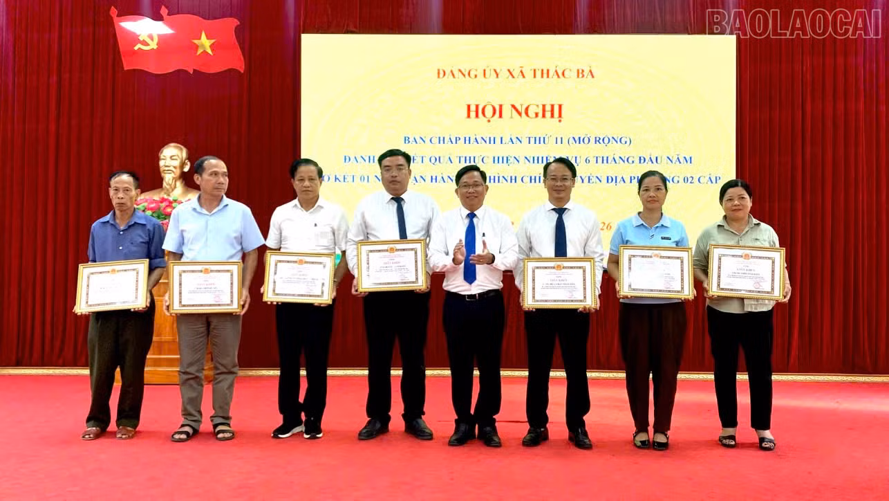 baolaocai-tr_dong-chi-nguyen-ngoc-quynh-bi-thu-dang-uy-chu-tich-hdnd-xa-khen-thuong-cho-cac-tap-the-co-thanh-tich-xuat-sac-trong-phong-trao-thi-dua-cua-dia-phuong.jpg