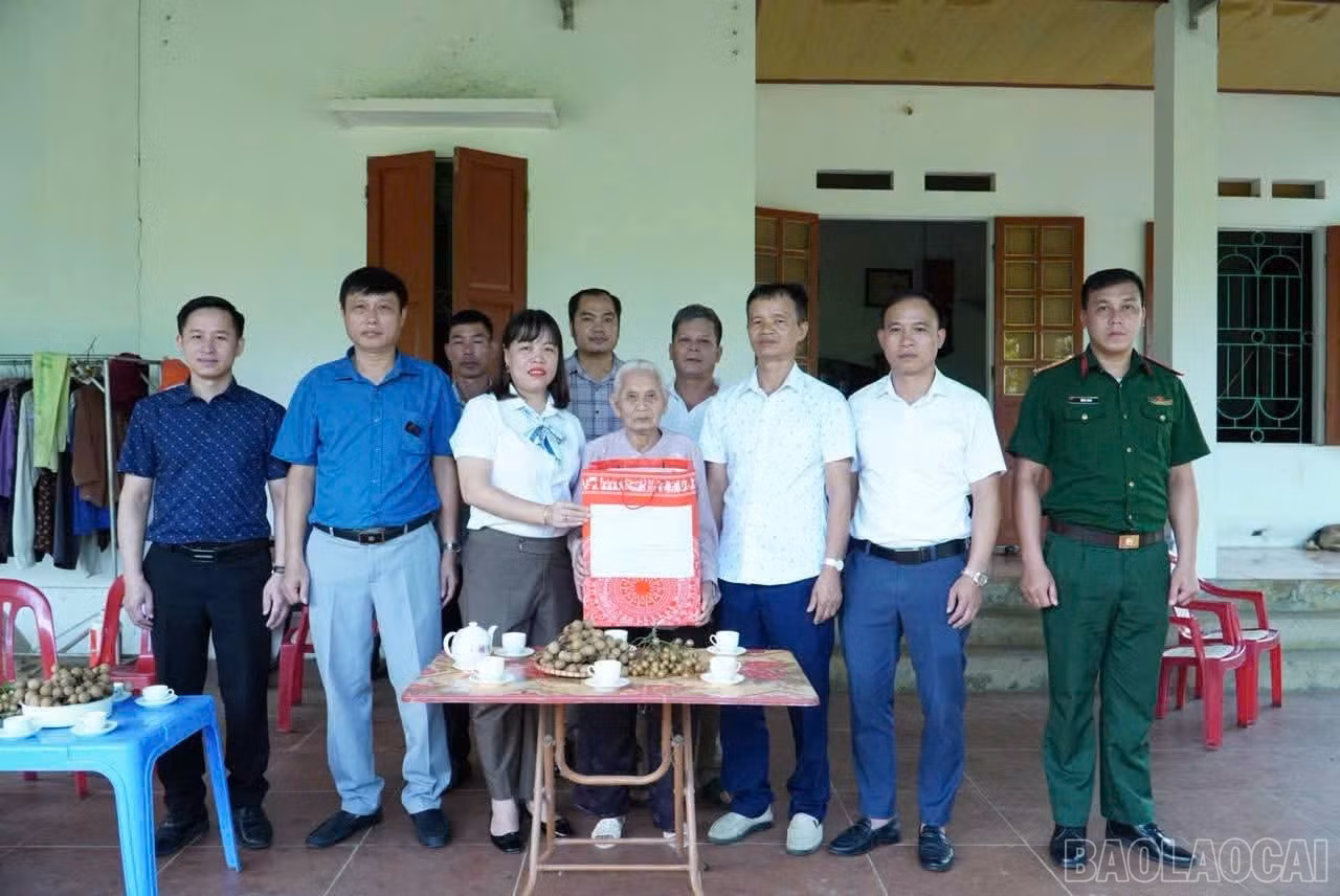 baolaocai-br_lanh-dao-phuong-trung-tam-an-can-tham-hoi-dong-vien-cac-thuong-binh-benh-binh-than-nhan-liet-si-va-nguoi-co-cong-3.jpg