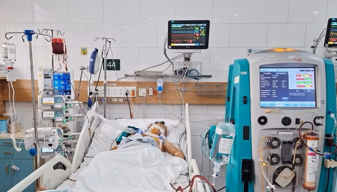 Người bệnh phải thở máy, lọc máu với tình trạng tan máu cấp. (Ảnh: BVCC)
