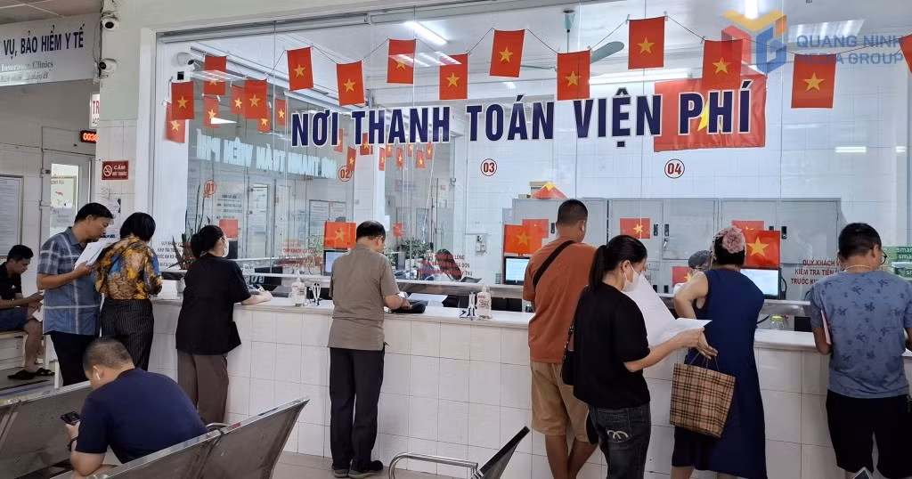 Người dân làm thủ tục thanh toán viện phí tại Bệnh viện Bãi Cháy., Quảng Ninh.