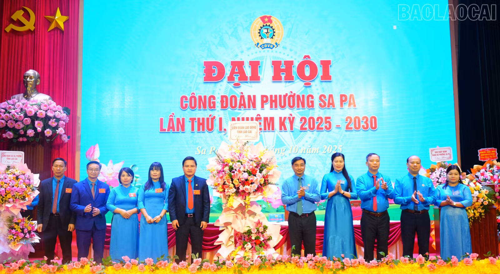 Liên đoàn Lao động tỉnh tặng hoa chúc mừng đại hội.