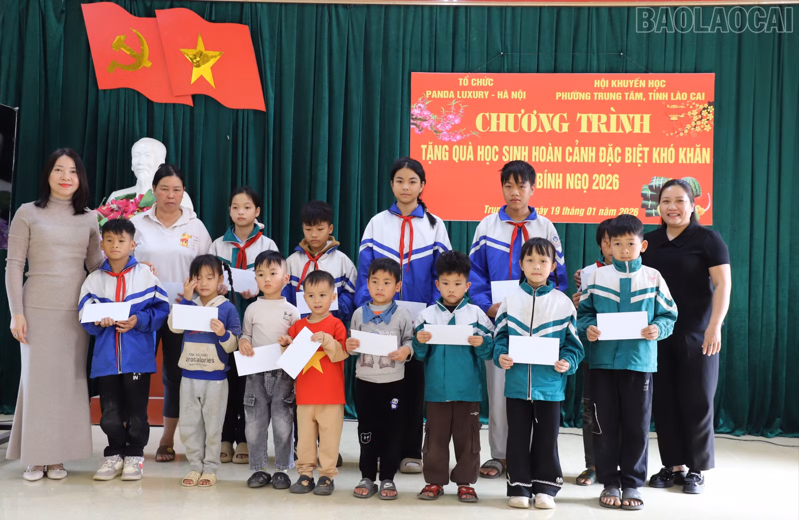 baolaocai-tr_tr-lanh-dao-phuong-va-don-vi-tai-tro-trao-qua-cho-cac-em-hoc-sinh.jpg