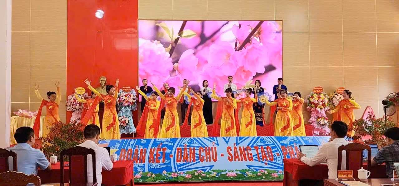 tiet-muc-van-nghe-chao-mung-dai-hoi.jpg