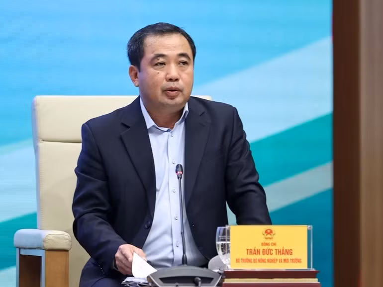 Bộ trưởng Nông nghiệp và Môi trường Trần Đức Thắng trao đổi với các đại biểu.