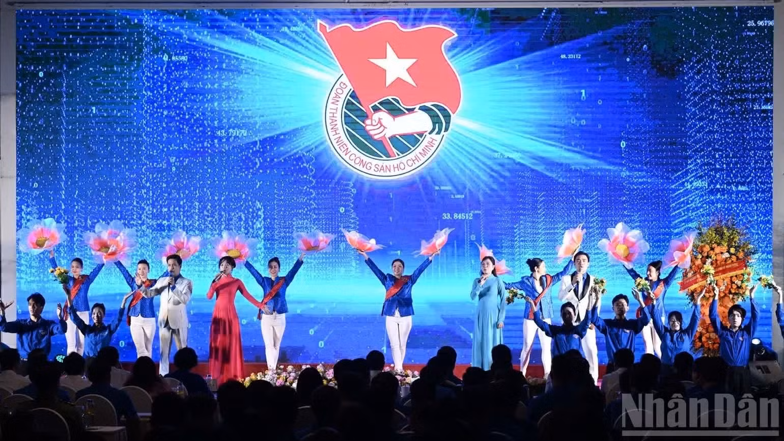 Những tiết mục văn nghệ trẻ trung, đặc sắc được biểu diễn tại chương trình. (Ảnh: TRẦN HẢI)