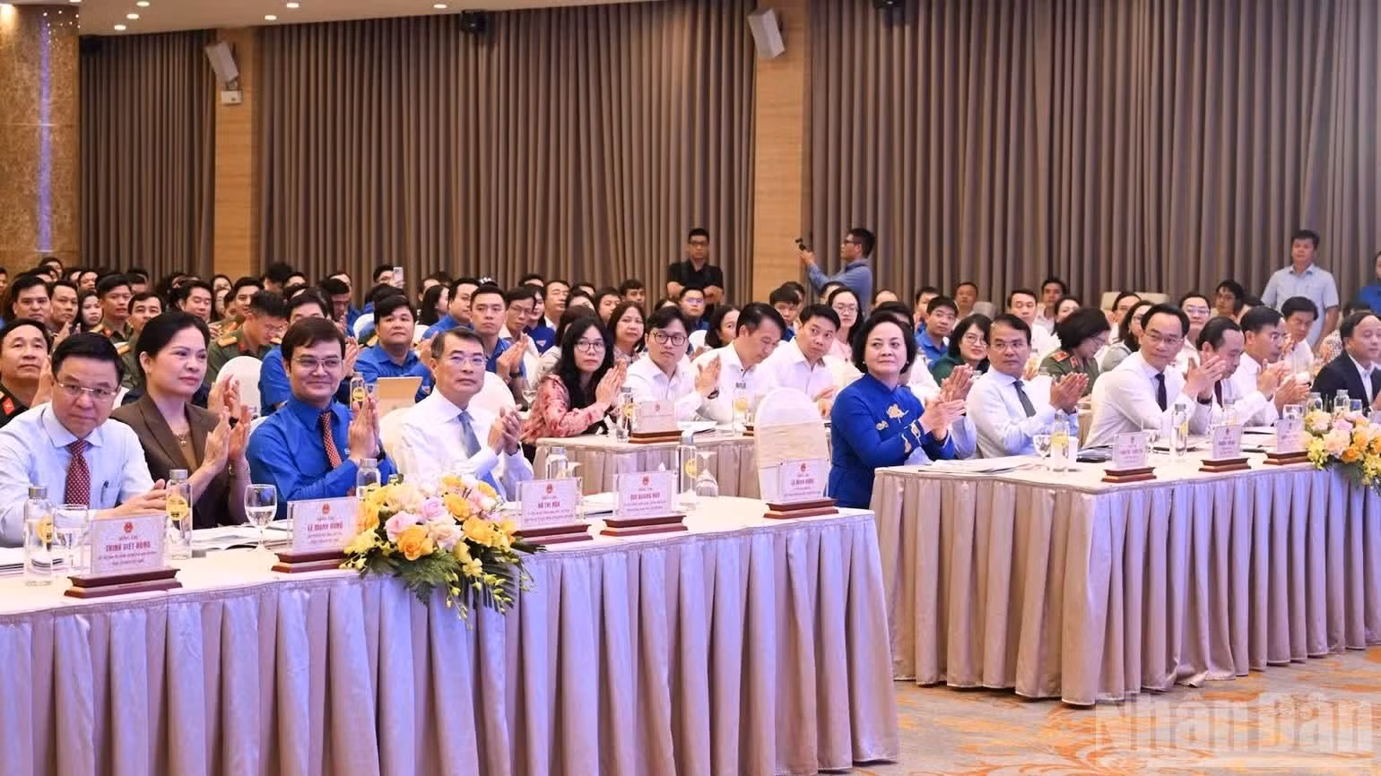 Thủ tướng Lê Minh Hưng và các đồng chí lãnh đạo, đại biểu tham dự chương trình. (Ảnh: TRẦN HẢI)