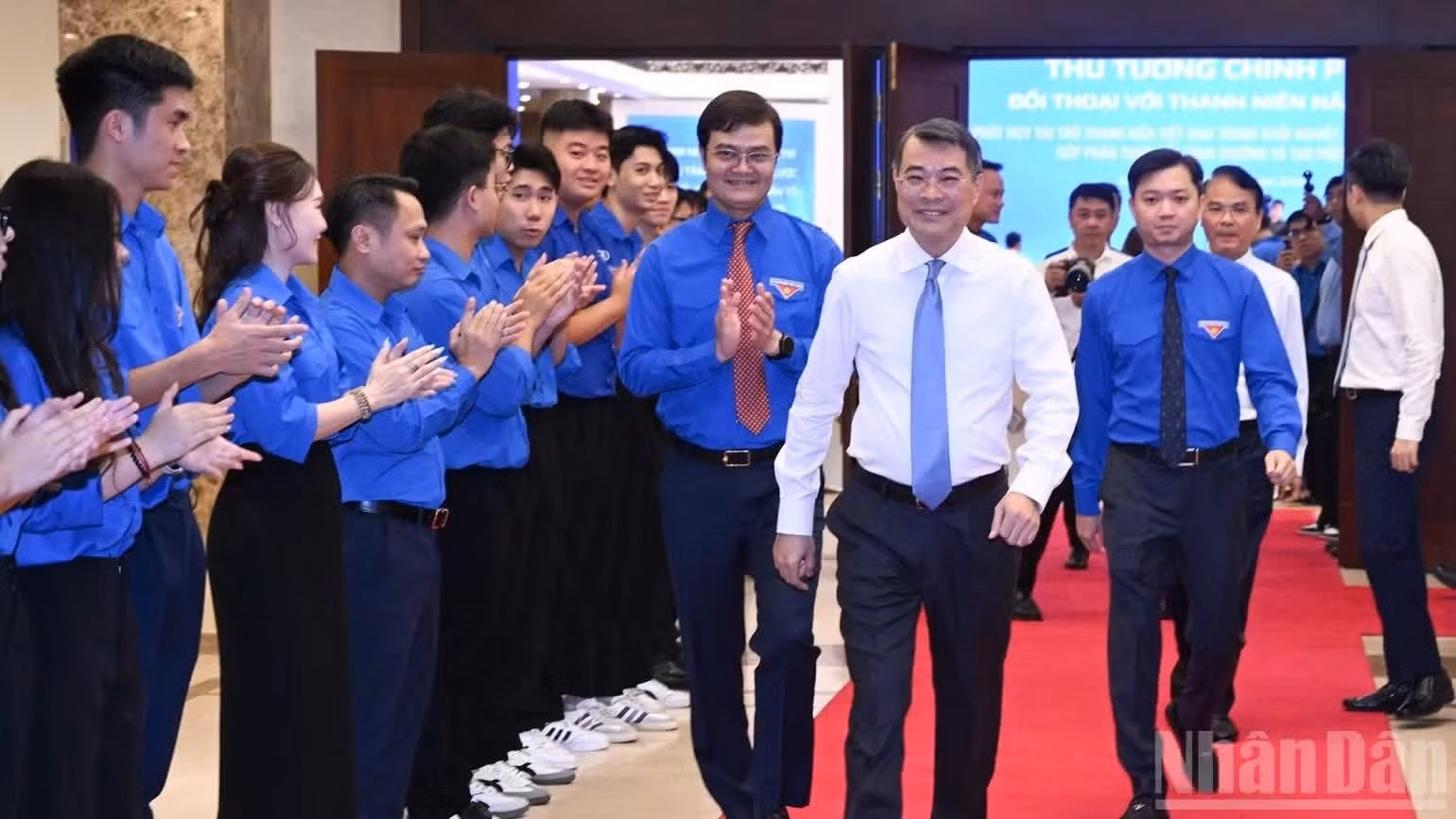 Thủ tướng Lê Minh Hưng tới dự Chương trình đối thoại với thanh niên năm 2026. (Ảnh: TRẦN HẢI)
