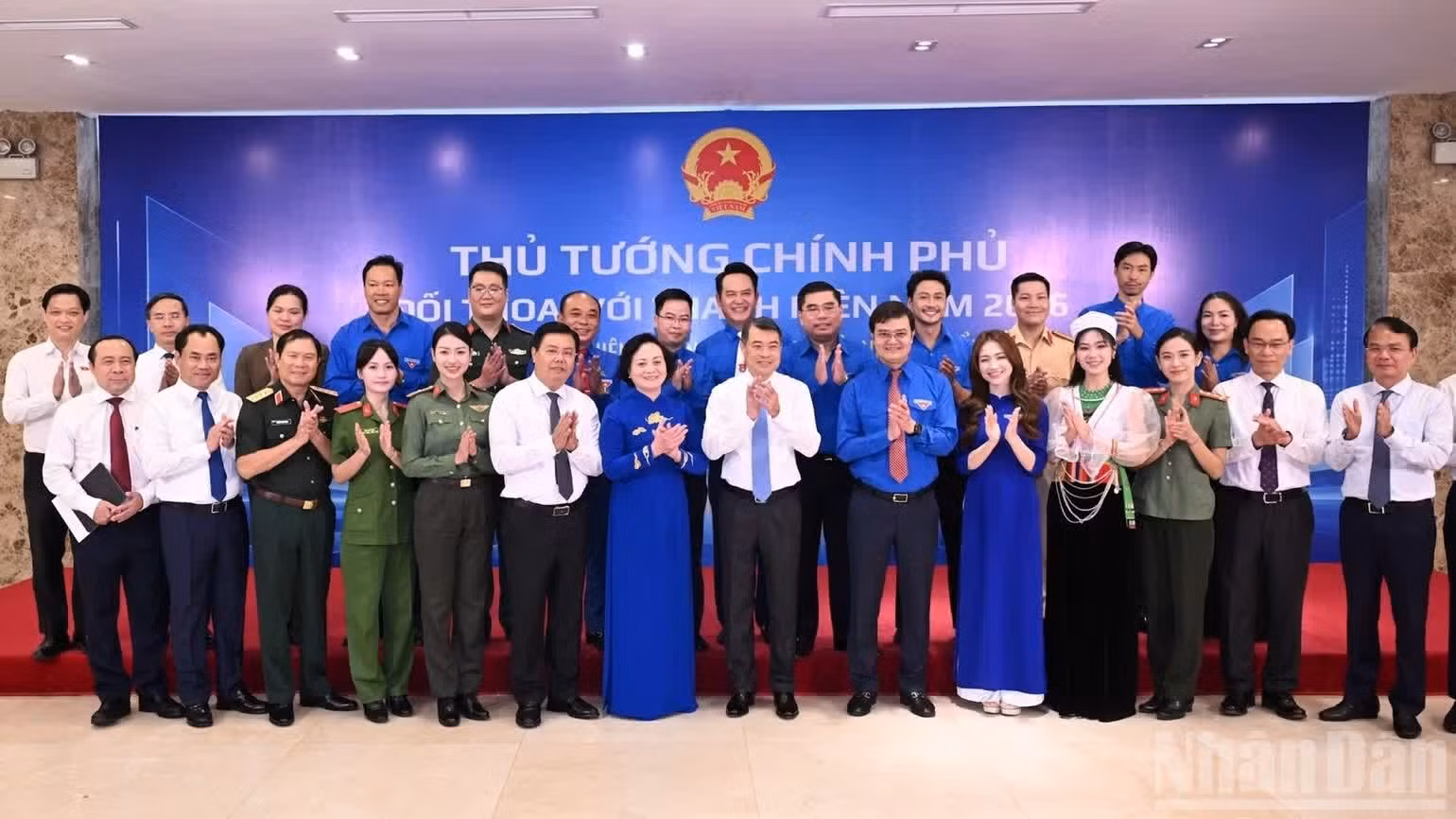 Thủ tướng Lê Minh Hưng, các đồng chí lãnh đạo với các đại biểu tham dự chương trình. (Ảnh: TRẦN HẢI)