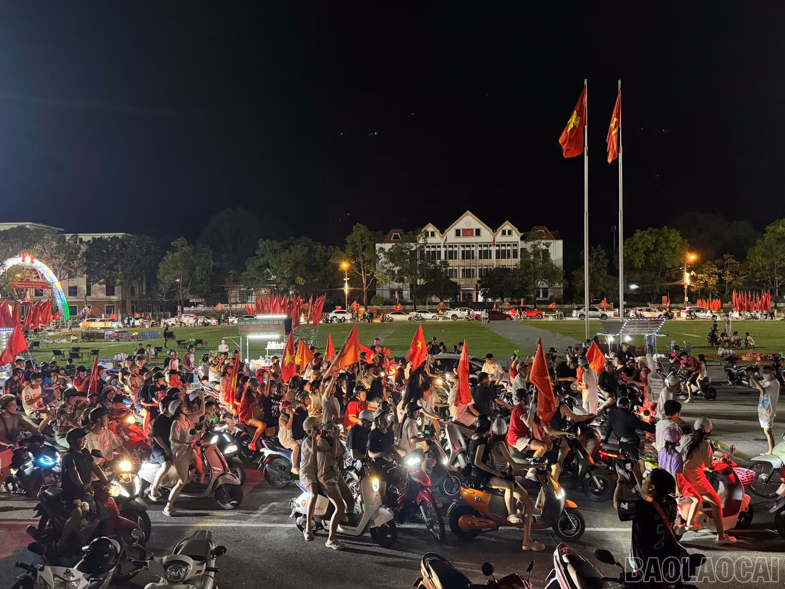 baolaocai-br_dong-nguoi.jpg