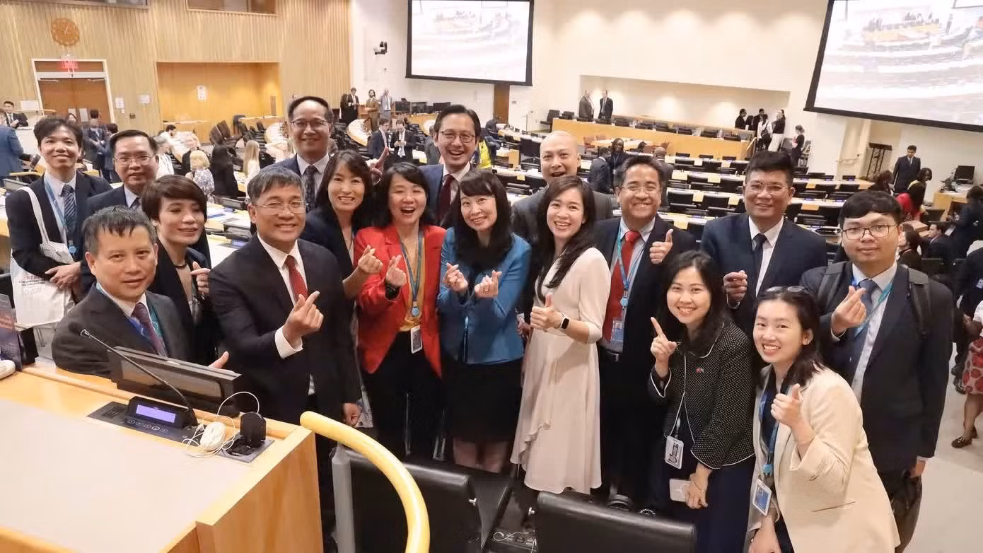 PGS.TS. Nguyễn Thị Lan Anh cùng đoàn Việt Nam tham dự hội nghị. Ảnh: Mofa