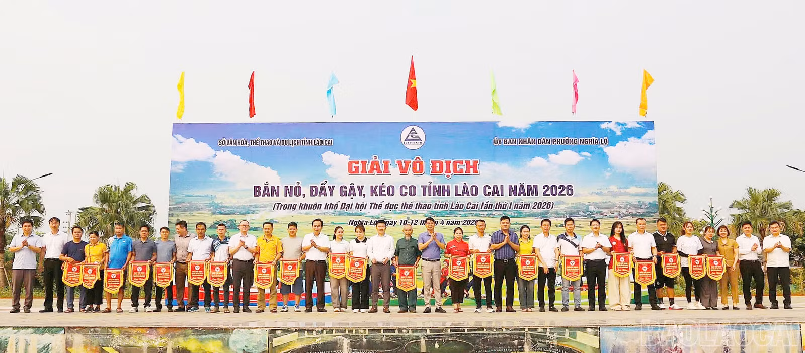 baolaocai-br_trao-co-luu-niem-cho-cac-doi-tham-gia.jpg
