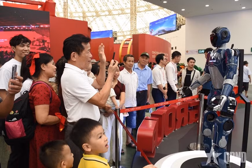 Người dân tương tác với robot ứng dụng trí tuệ nhân tạo tại Triển lãm thành tựu đất nước.
