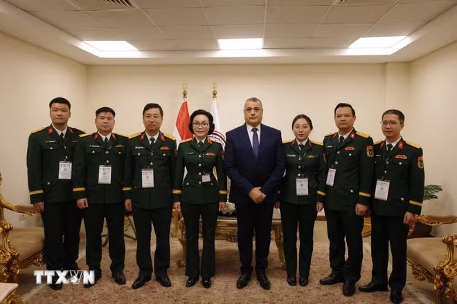 Thiếu tướng Phan Thị Hoài Vân, Phó Chủ nhiệm Tổng cục Công nghiệp Quốc phòng, và Bộ trưởng Bộ Sản xuất Quốc phòng Ai Cập Mohamed Salah El-Din Mostafa cùng các đại biểu chụp ảnh chung.