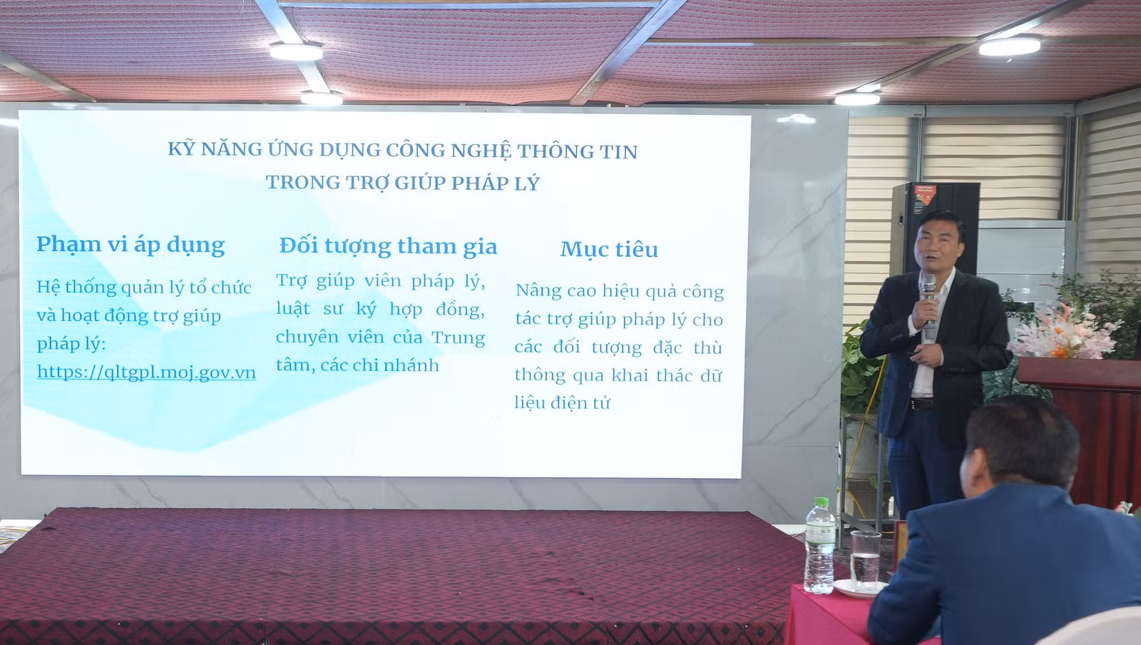 giang-vien-trao-doi-giai-dap-nhung-thac-mac-tai-buoi-tap-huan.jpg