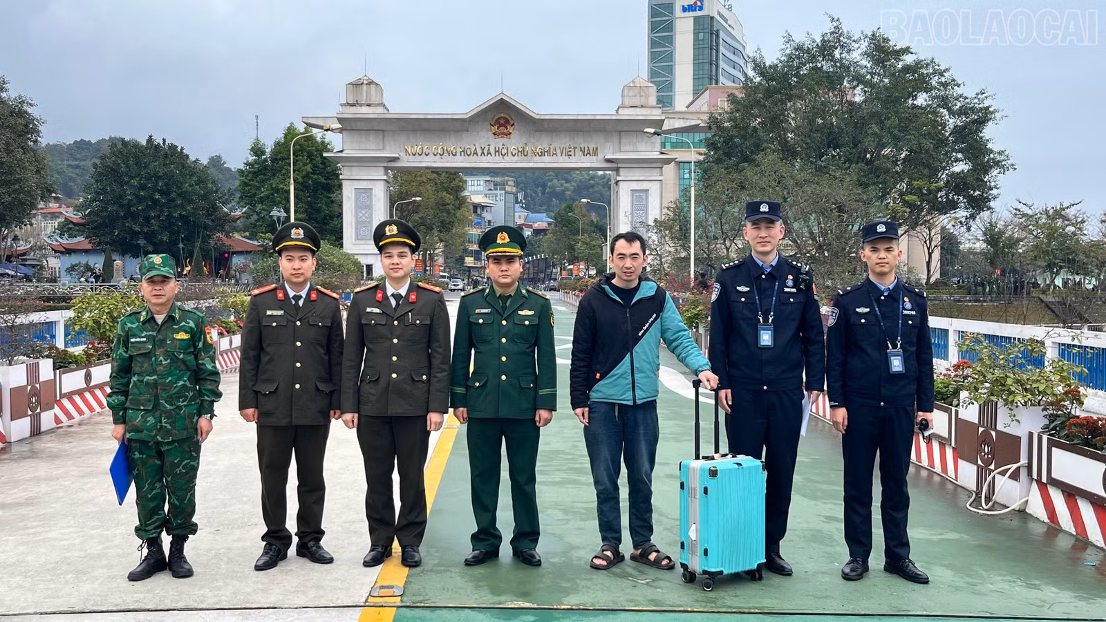 baolaocai-tr_luc-luong-cong-tinh-va-tram-bien-phong-cua-khau-quoc-te-lao-cai-phoi-hop-trao-tra-cong-dan-trung-quoc-vi-pham-phap-luat-viet-nam-cho-tram-kiem-tra-bien-phong-xuat-nhap-canh-ha-khau-trung-quoc.jpg