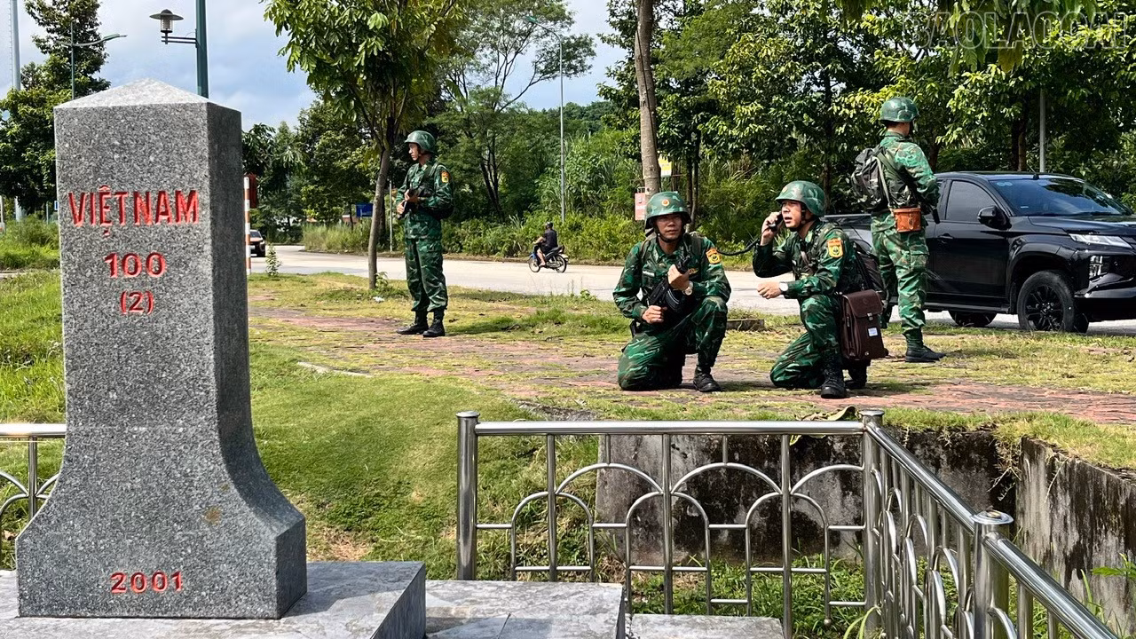 Cán bộ, chiến sĩ Đồn Biên phòng Cửa khẩu Quốc tế Lào Cai luyện tập phương án sẵn sàng chiến đấu.
