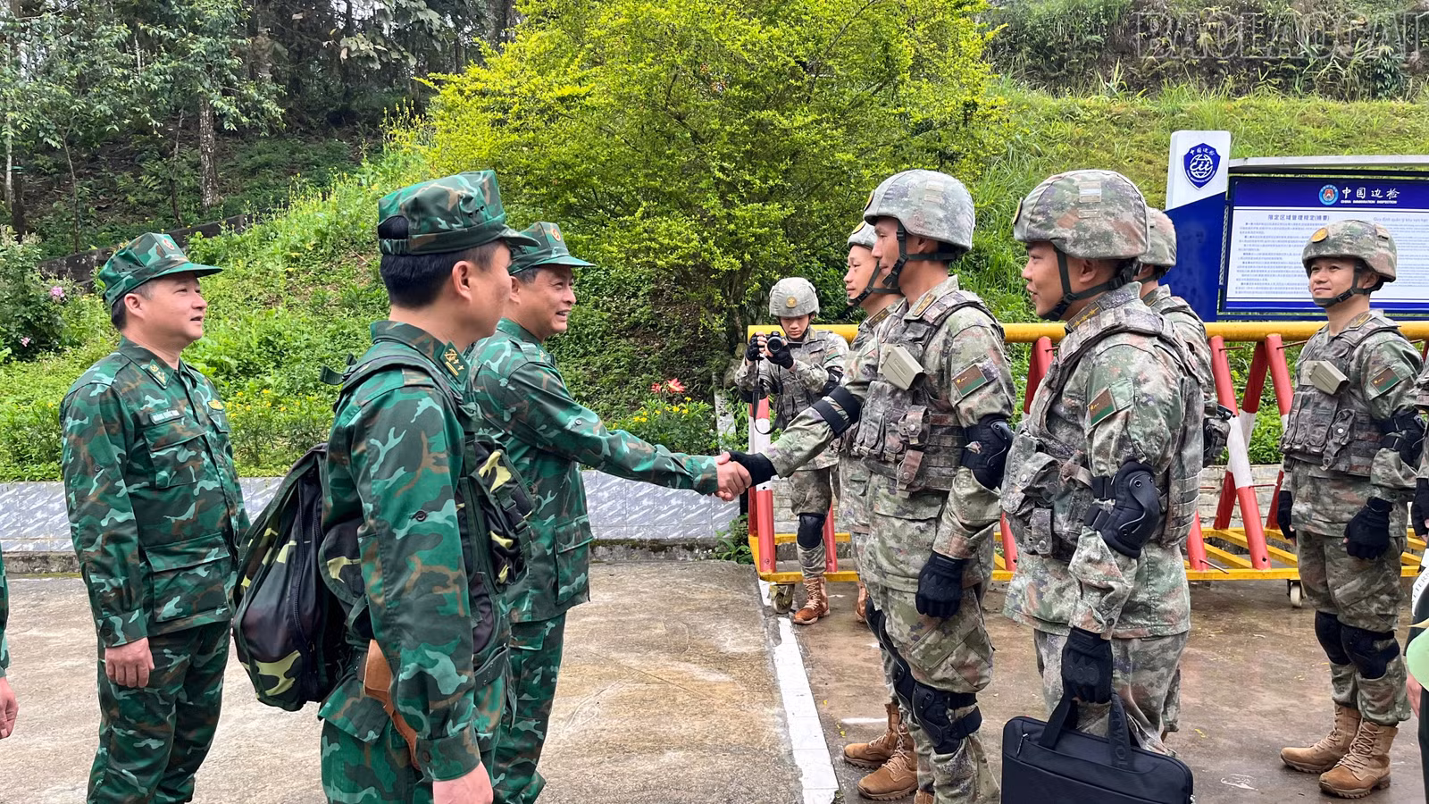 baolaocai-tr_6lanh-dao-ban-chi-huy-bdbp-tinh-lao-cai-viet-nam-va-lanh-dao-bdbp-khu-mong-tu-trung-quoc-trao-doi-phuong-an-tuan-tra-song-phuong.jpg