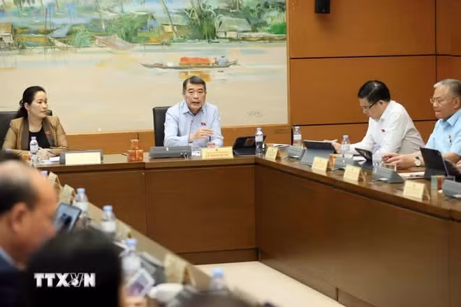 Thủ tướng Lê Minh Hưng, Đại biểu Quốc hội thành phố Hải Phòng phát biểu tại tổ.