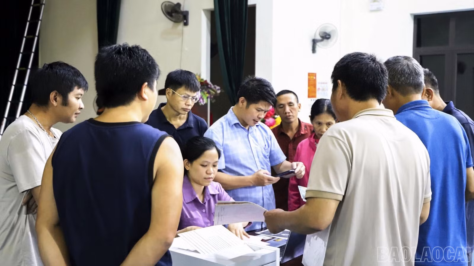 baolaocai-br_rat-dong-cac-ho-dan-den-cung-cap-thong-tin-cho-to-cong-tac-7329.jpg