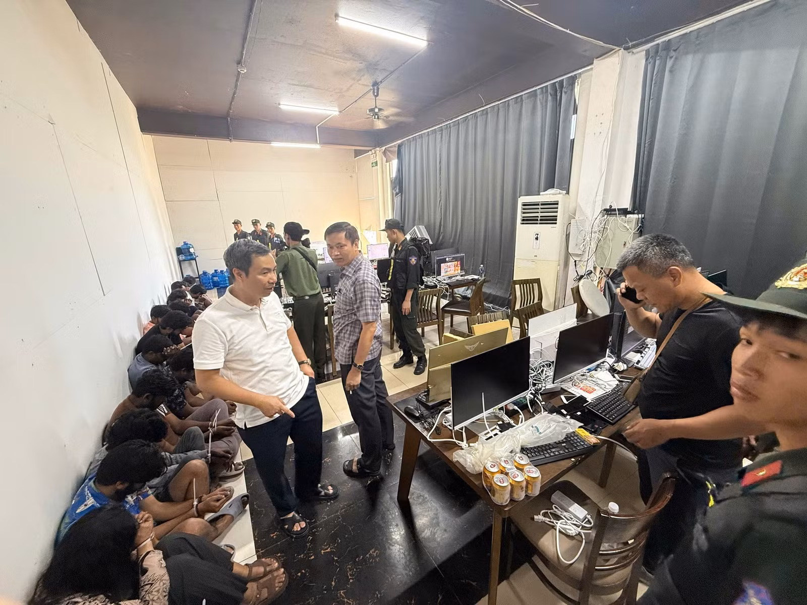 Đại tá Nguyễn Thanh Hà, Phó Cục trưởng Cục Cảnh sát hình sự (áo trắng), trực tiếp có mặt tại hiện trường, chỉ đạo công tác khám xét, bắt giữ các đối tượng.