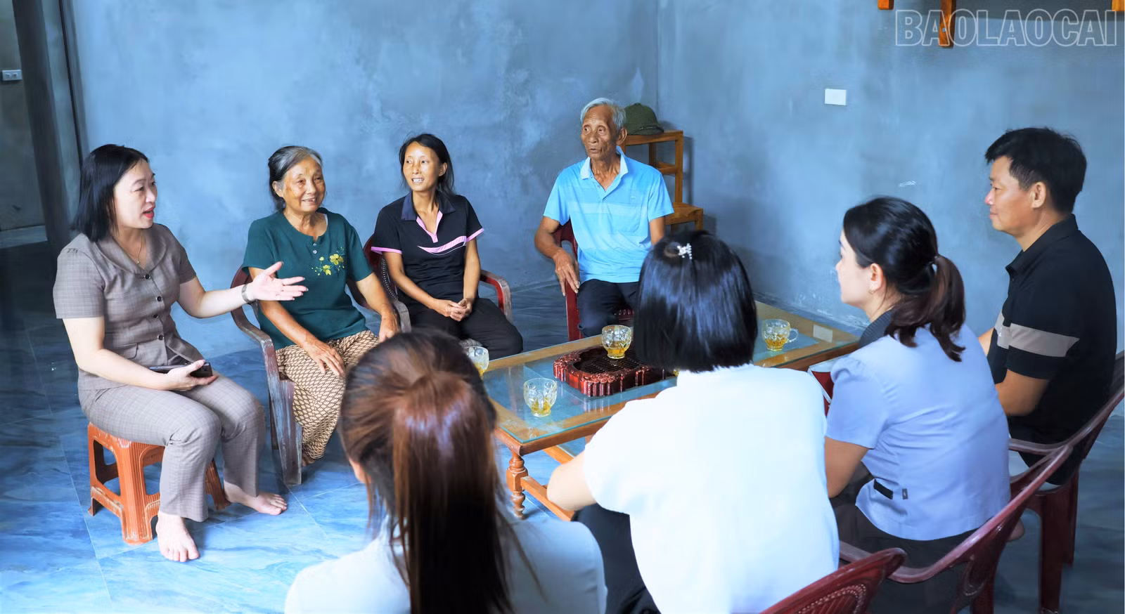 baolaocai-tr_lanh-dao-xa-luc-yen-den-tham-va-dong-vien-gia-dinh-7920.jpg