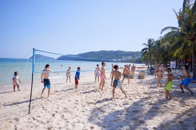 Những bãi biển tại Nam đảo Phú Quốc như bãi Kem hấp dẫn du khách với bãi cát thoải, rộng, phù hợp với các hoạt động thể thao ngoài trời.