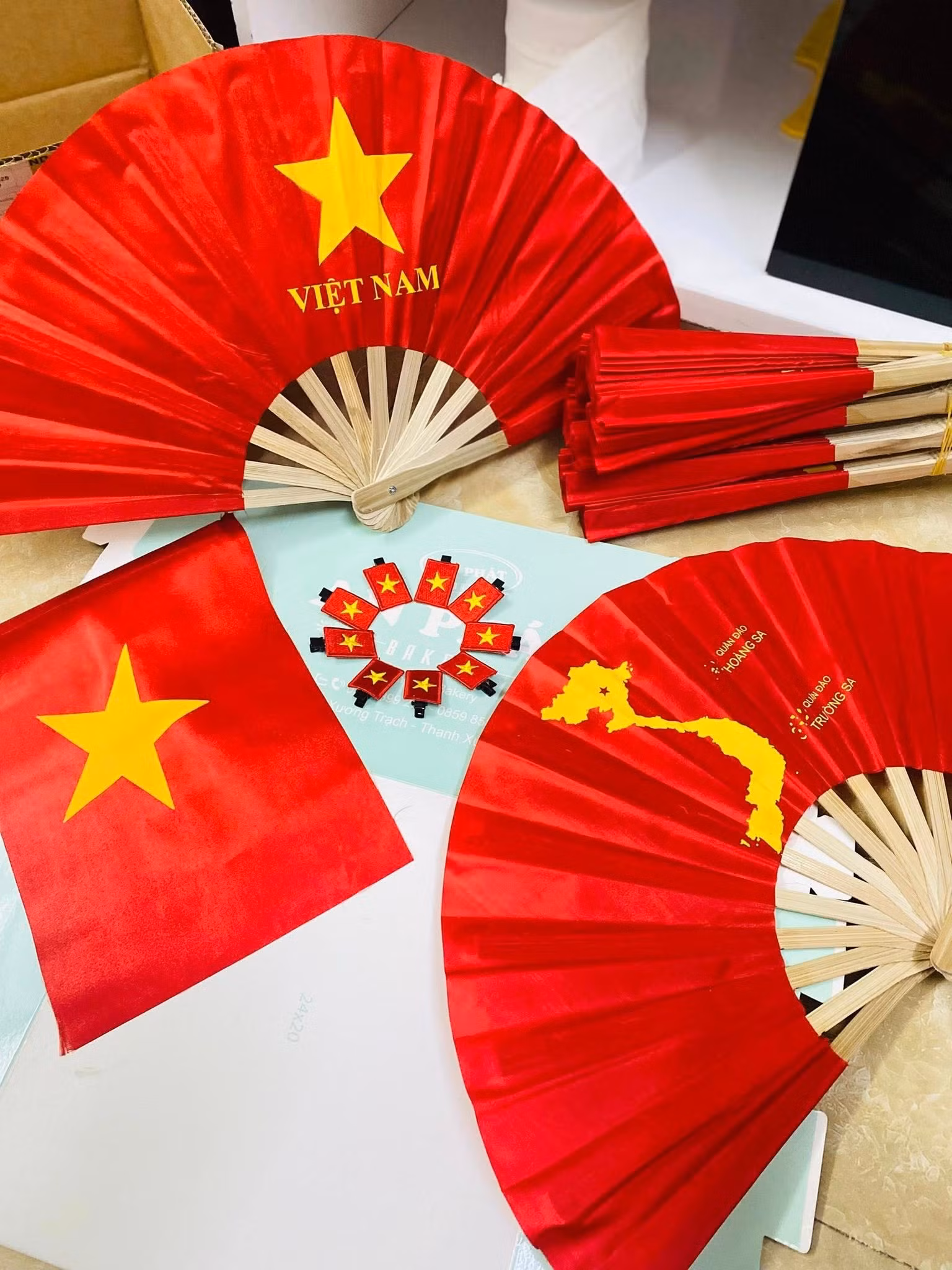 Phụ kiện chào mừng ngày Quốc khánh 2/9 đang được ưa chuộng.