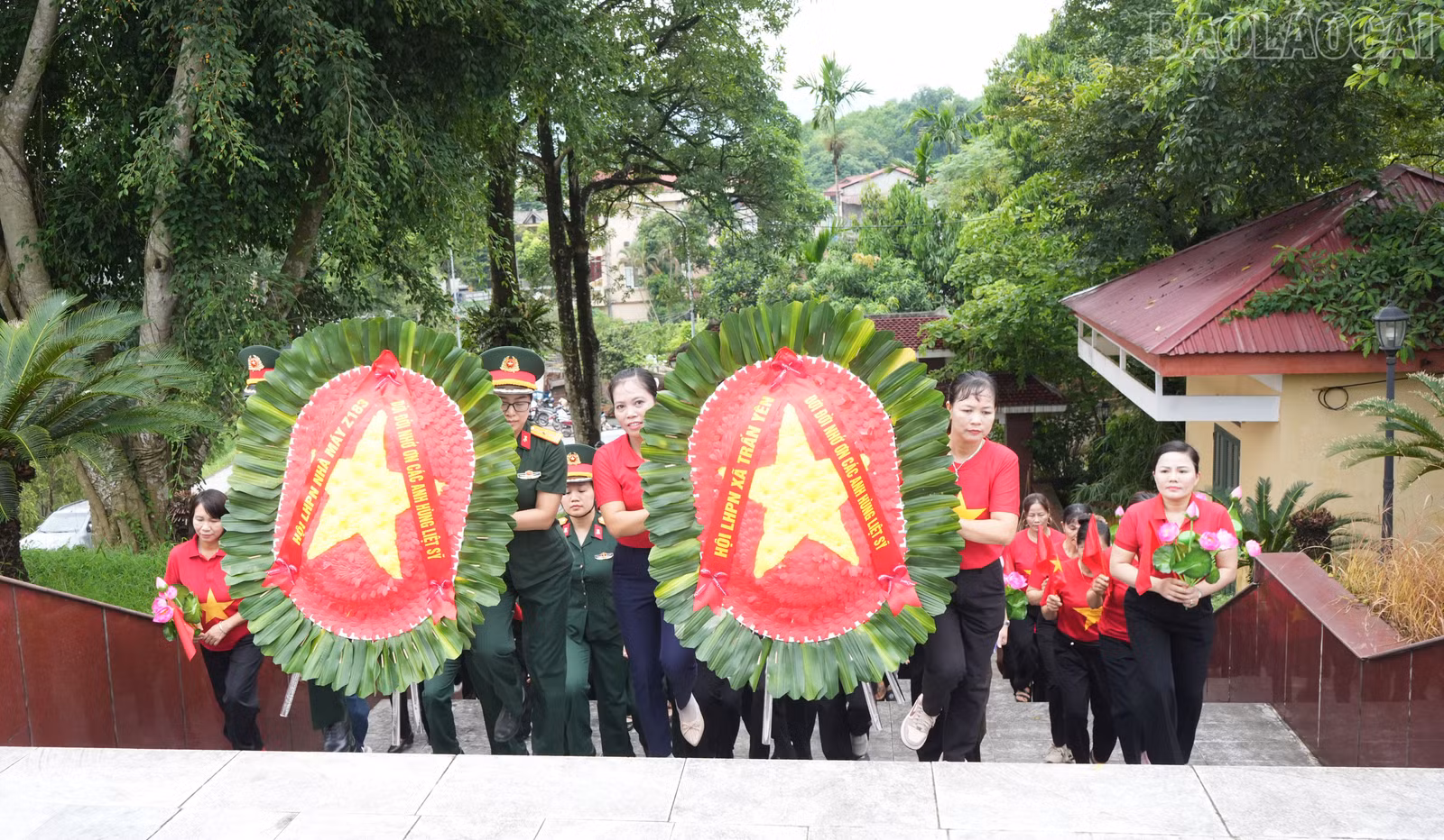 baolaocai-tr_hoi-lien-hiep-phu-nu-xa-tran-yen-va-hoi-lien-hiep-phu-nu-nha-may-z183-tri-an-cac-anh-hung-liet-si.jpg