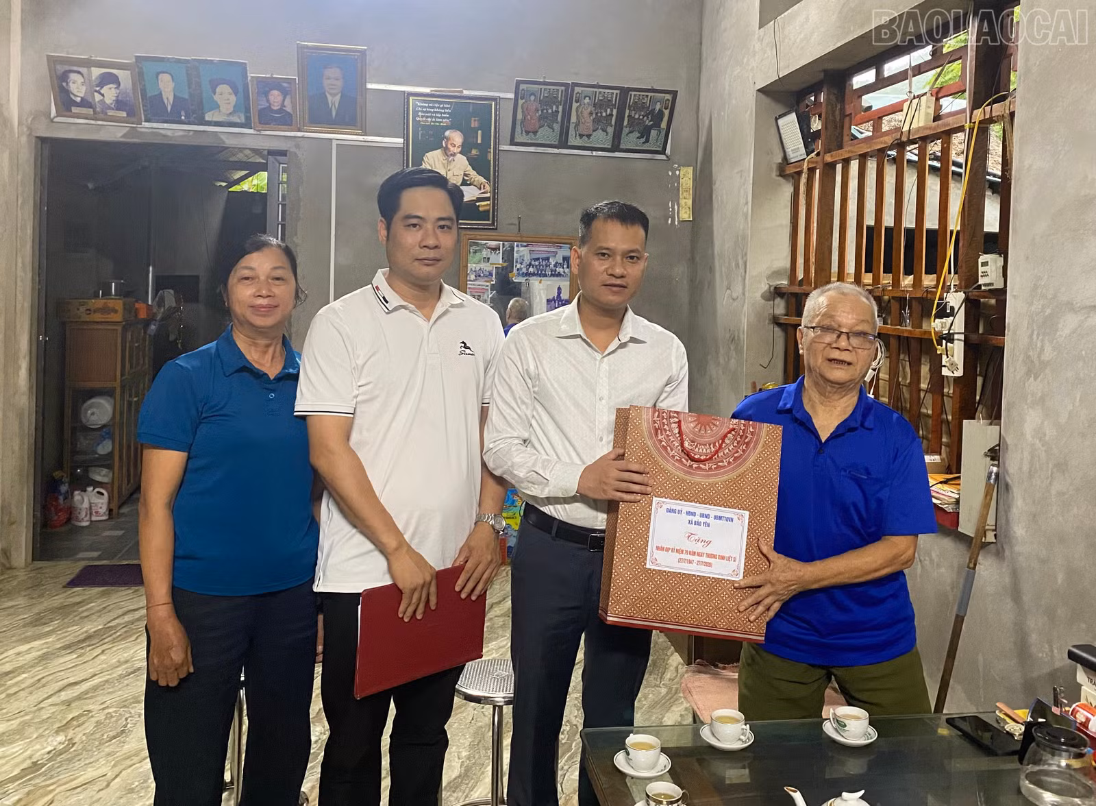Đồng chí Trịnh Tiến Duật - Phó Chủ tịch UBND xã và đoàn công tác xã Bảo Yên thăm, động viên và tặng quà tri ân người có công.