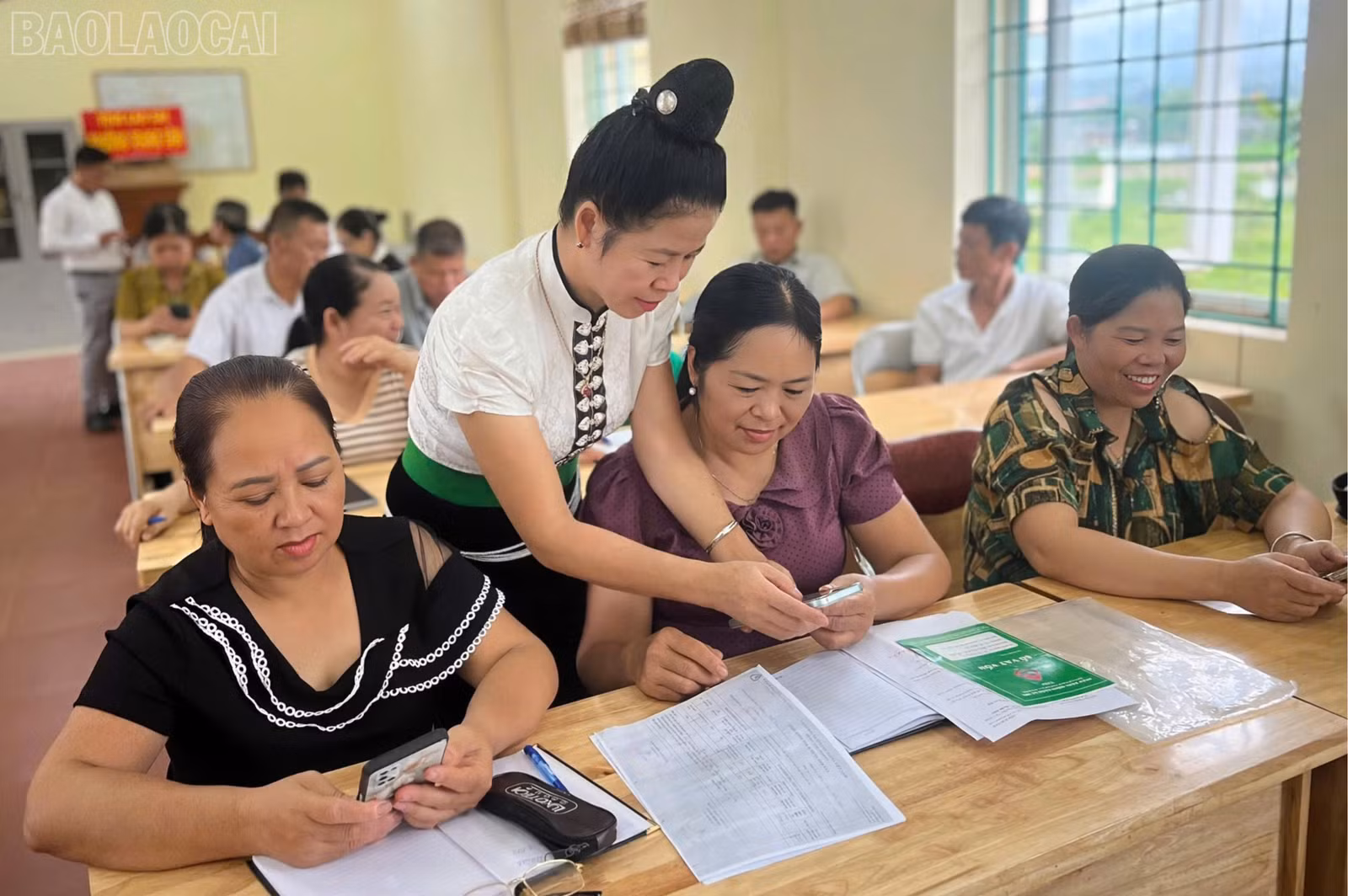 baolaocai-tl_hoi-vien-duoc-huong-dan-cai-dat-su-dung-ung-dung-ngan-hang-trong-phien-giao-dich-tin-dung-chinh-sach-4978.jpg