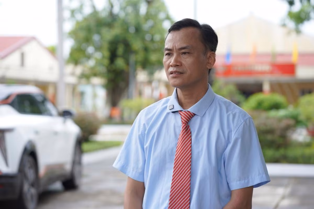 Theo ông Ngô Huy Phô, Phó Giám đốc phụ trách trung tâm, đặc thù nơi đây là phần lớn thương binh mang thương tật hạng nặng 1/4 (tỷ lệ thương tật từ 81-100%). Với 90% người điều dưỡng bị tổn thương cột sống, gãy liệt 1/2 người phải di chuyển sinh hoạt bằng xe lăn, xe lắc. Còn 10% vết thương tổng hợp như cụt 2 tay, cụt chân, hỏng mắt... Có người mất chi, có người mang mảnh đạn, viên bi trong cơ thể suốt hàng chục năm. Để phù hợp với tình trạng sức khỏe ấy, toàn bộ không gian sinh hoạt của trung tâm được thiết kế không bậc thềm, không ghế. Mọi thứ đều xoay quanh những chiếc xe lăn, cáng và xe ba bánh.