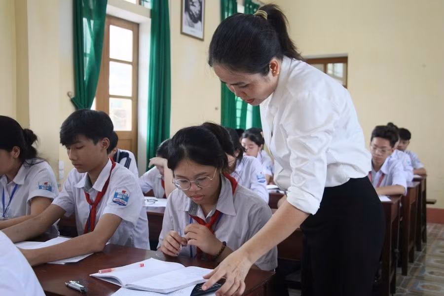 Giáo viên Trường THCS Trần Huy Liệu (Vụ Bản, Ninh Bình) hướng dẫn học sinh ôn tập, củng cố kiến thức trước kỳ thi vào lớp 10.