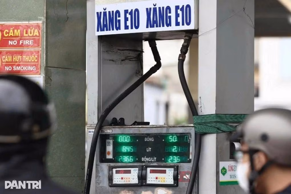 Người dân đổ xăng E10 tại cửa hàng ở TPHCM hồi tháng 6 (Ảnh: Nam Anh).