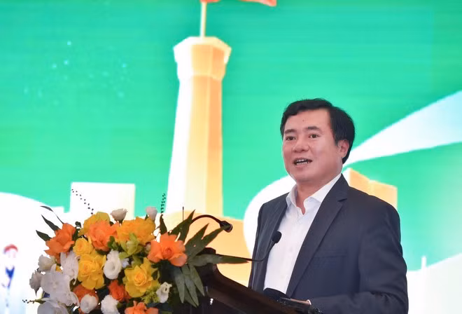 Thứ trưởng Bộ Công Thương Nguyễn Sinh Nhật Tân, Phó Trưởng Ban chỉ đạo Hội chợ Mùa Thu 2025 phát biểu tại buổi họp báo.