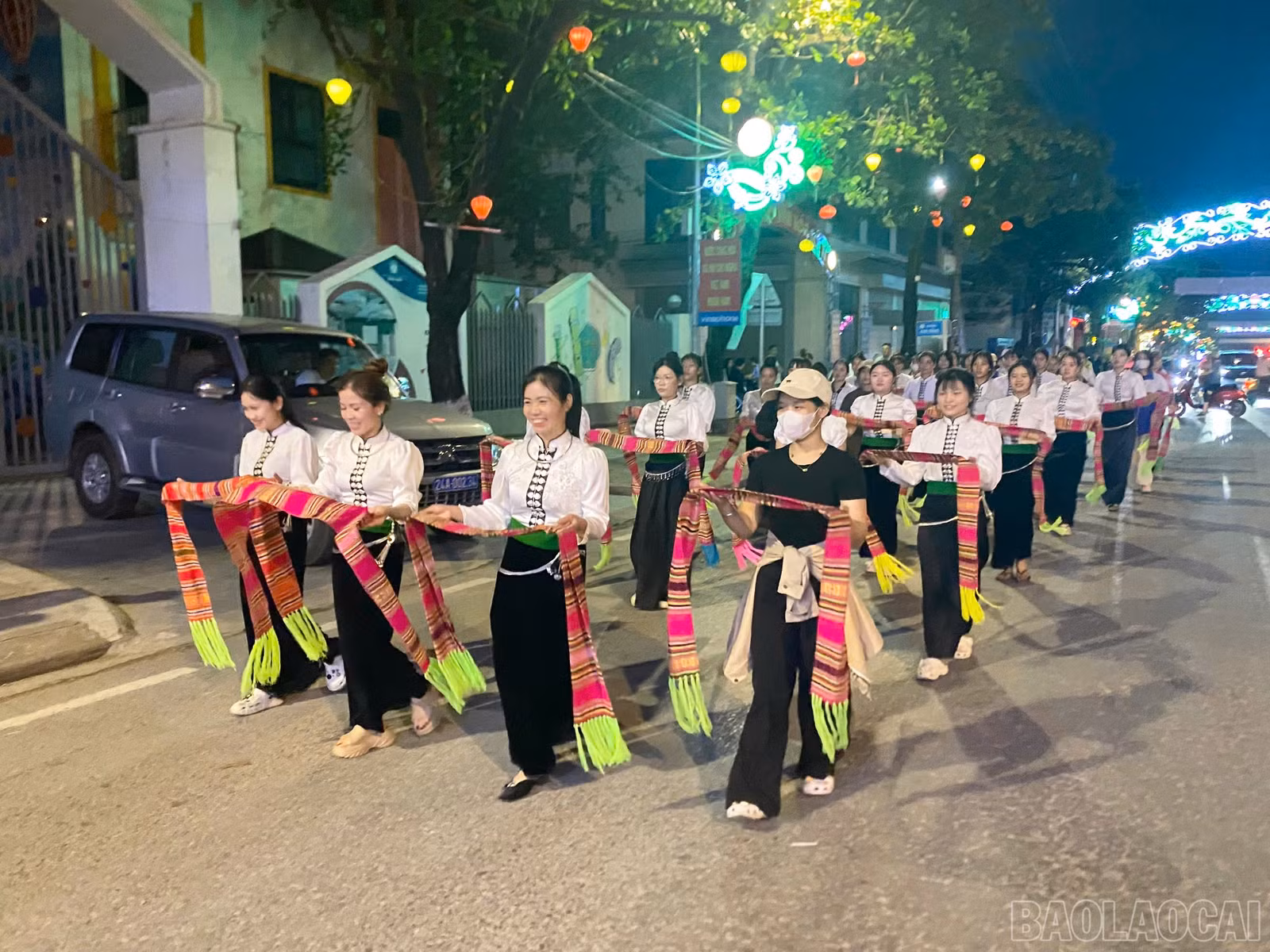 baolaocai-br_doi-hinh-phuong-cau-thia-trinh-dien-van-hoa-dan-toc-thai-trong-buoi-hop-luyen.jpg