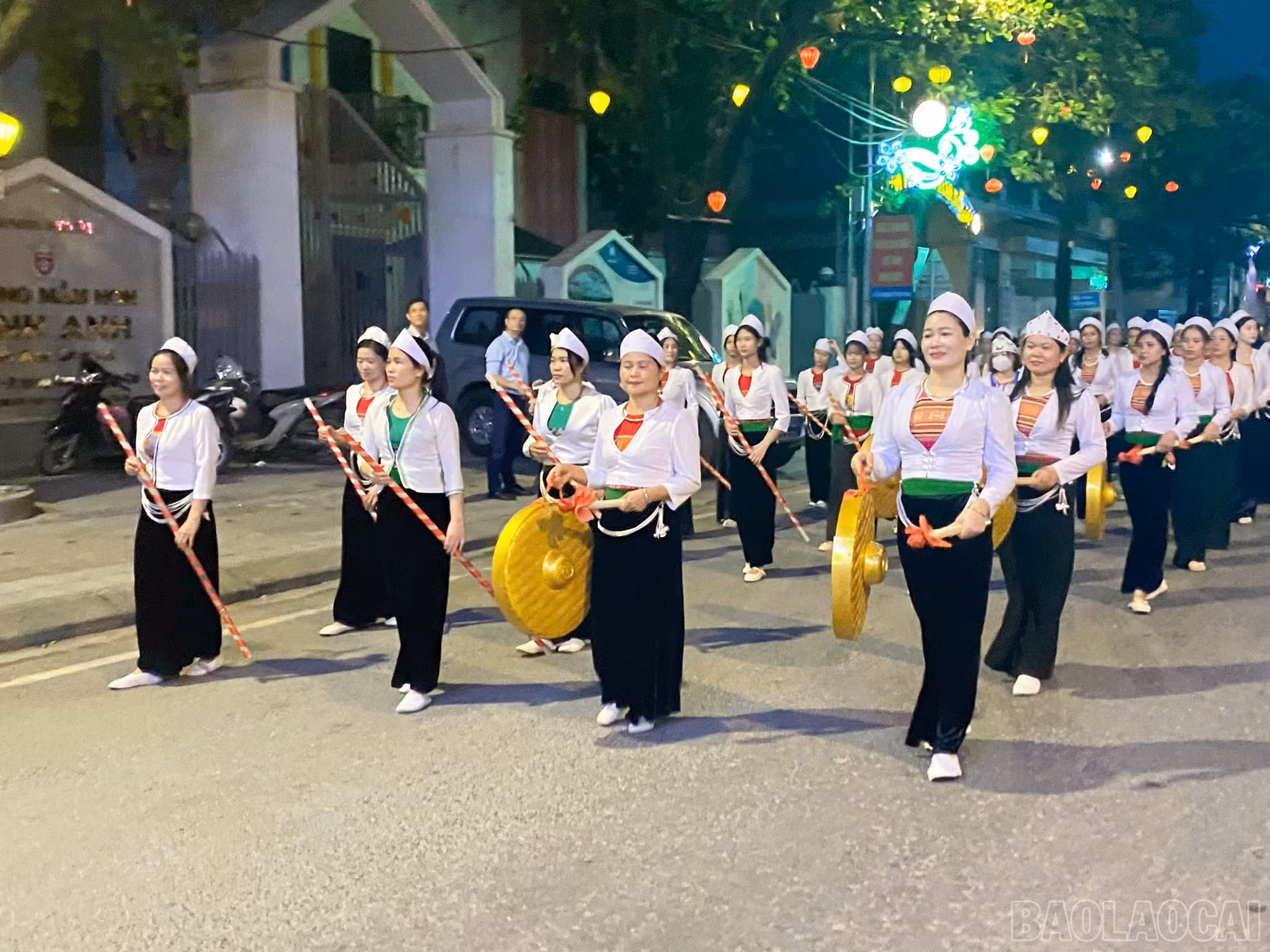 baolaocai-br_doi-hinh-xa-lien-son-trinh-dien-van-hoa-dan-toc-muong-trong-buoi-hop-luyen-dieu-dien-duong-pho-tai-le-hoi-van-hoa-du-lich-muong-lo-nam.jpg