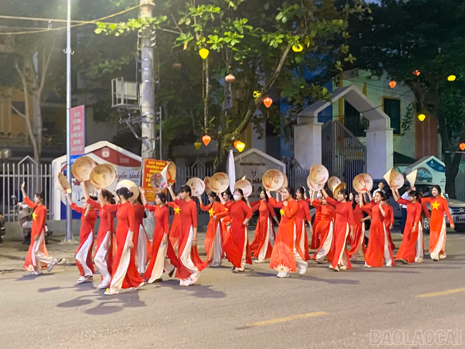 baolaocai-br_doi-hinh-hoc-sinh-truong-thpt-nghia-lo-trinh-dien-van-hoa-dan-toc-kinh-trong-buoi-hop-luyen-dieu-dien-duong-pho.jpg