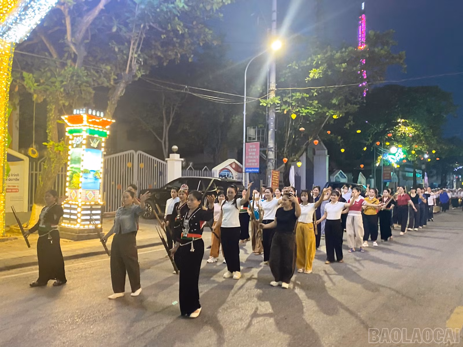 baolaocai-br_doi-hinh-phuong-nghia-lo-trinh-dien-van-hoa-dan-toc-kho-mu-trong-buoi-hop-luyen-dieu-dien-duong-pho.jpg