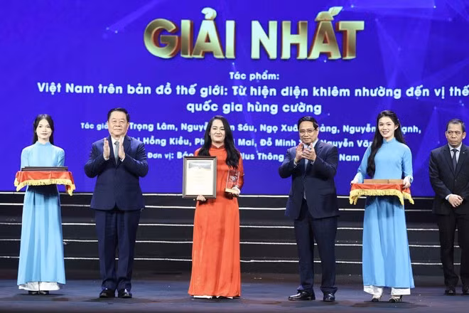 Nhà báo Chu Thị Hồng Kiều, đại diện nhóm tác giả Báo Điện tử VietnamPlus nhận Giải Nhất. (Ảnh: Hoài Nam/Vietnam+)