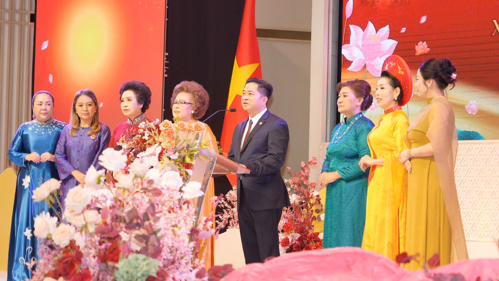 Tổng Lãnh sự Đinh Hoàng Linh phát biểu chúc mừng và trao quyết định thành lập Chi hội Văn hóa Áo dài Việt Nam tại Thái Lan
