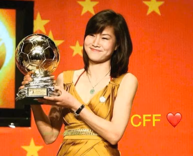 cuu-tuyen-thu-do-thi-ngoc-cham-nhan-qua-bong-vang-nu-viet-nam-nam-2008-anh-tu-lieu-2987.jpg