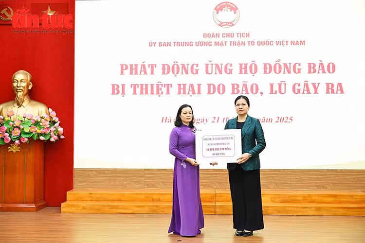Phó Chủ tịch Hà Thị Nga tiếp nhận ủng hộ từ các đơn vị, tổ chức ủng hộ đồng bào vùng lũ.