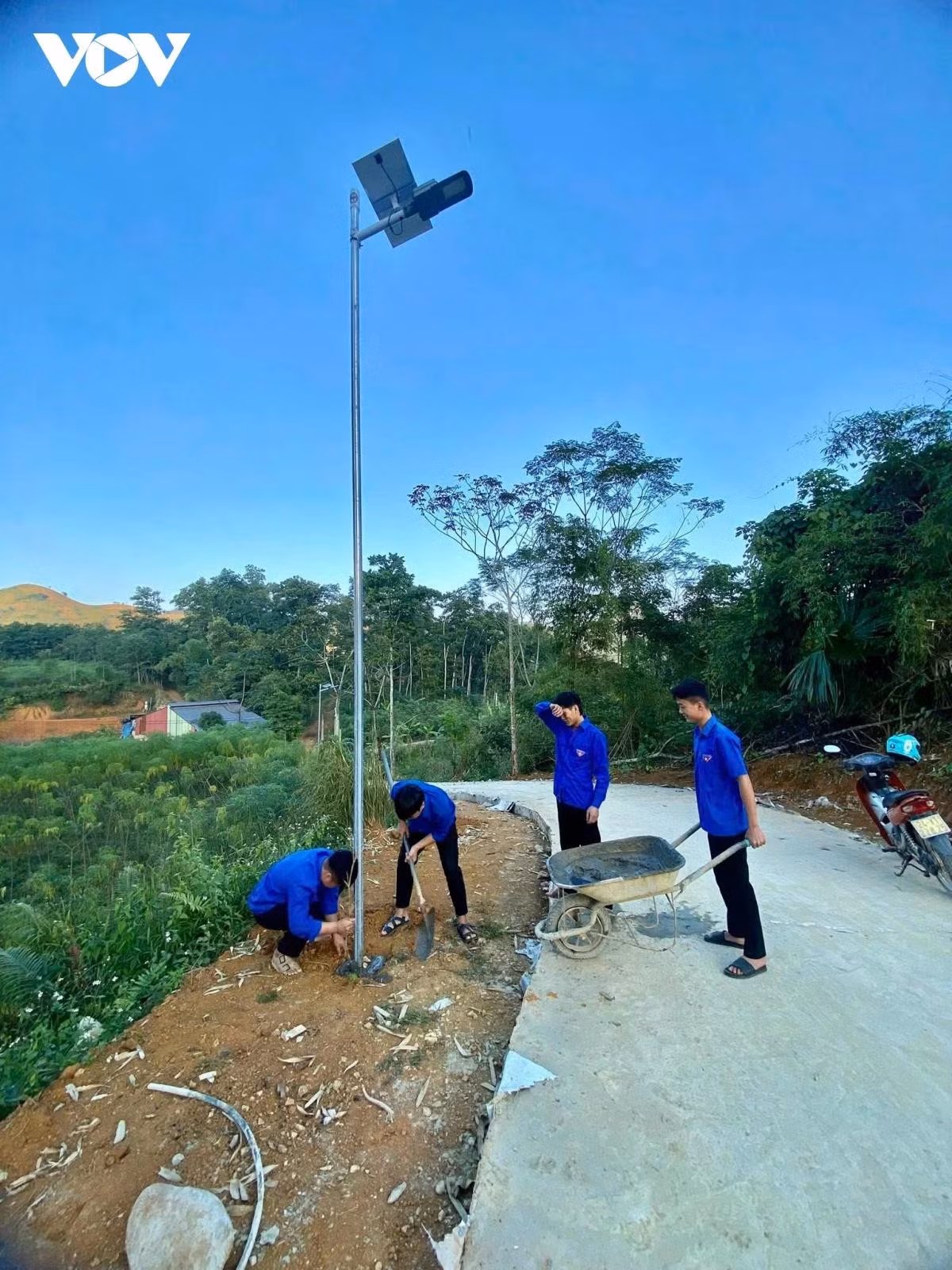 Đoàn viên thanh niên xã Khánh Yên hỗ trợ nhân dân hoàn thành công trình thắp sáng đường quê.