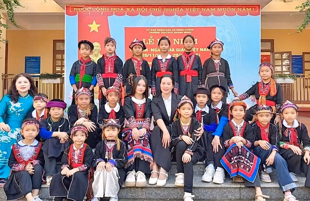 Những trang phục dân tộc rực rỡ sắc màu, chiếc khăn thêu hoa tinh xảo luôn được các em học sinh mặc trong mỗi dịp lễ Tết, hay các dịp quan trọng của trường.
