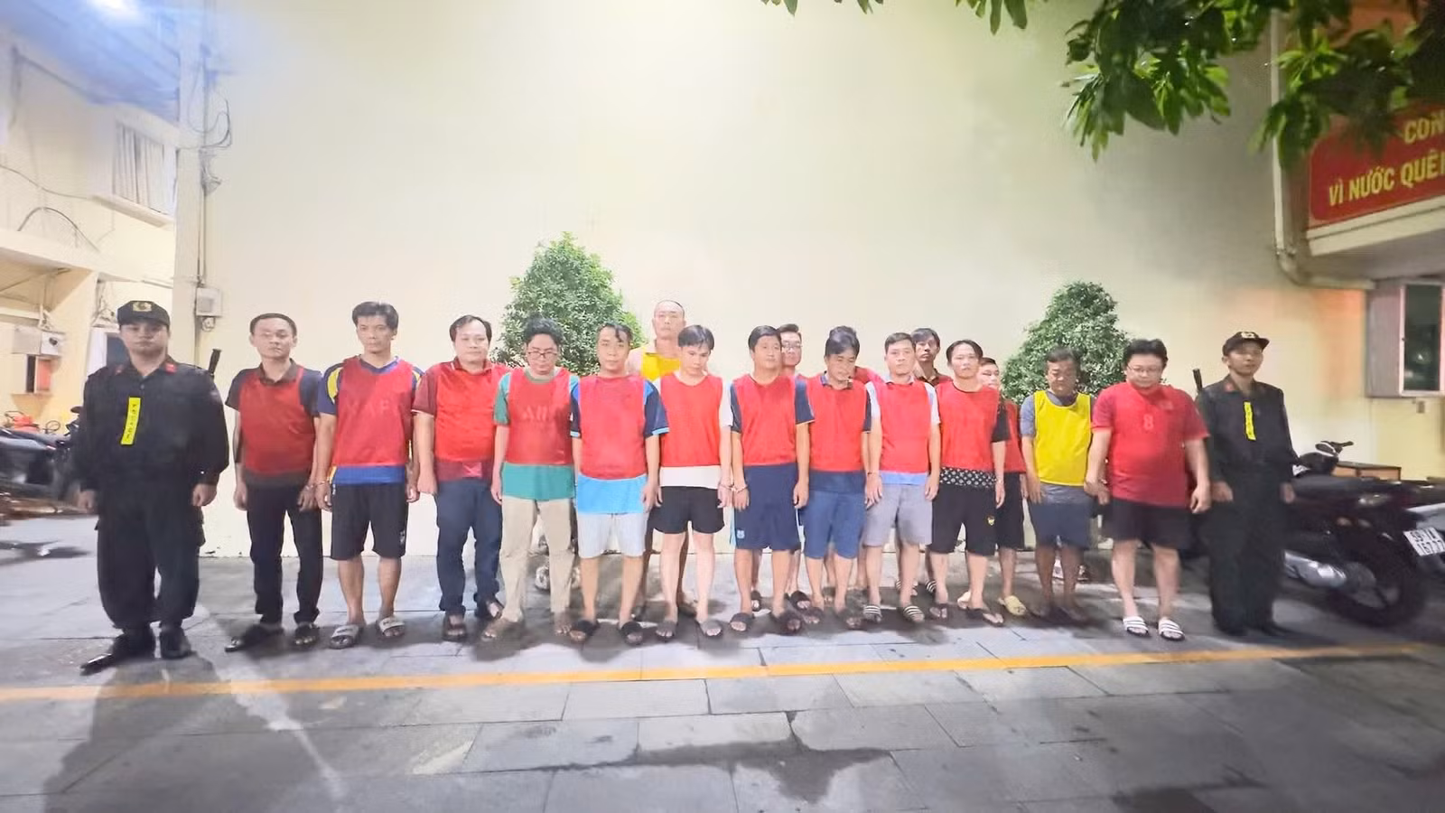 Cơ quan Cảnh sát điều tra ra Quyết định khởi tố bị can và bắt tạm giam 17 đối tượng để điều tra về tội "Đánh bạc" và "Tổ chức đánh bạc".