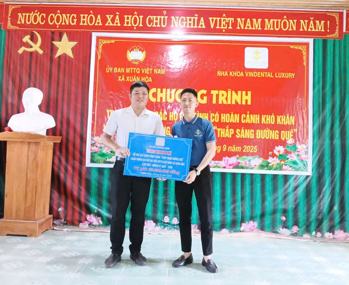doan-thien-nguyen-nha-khoa-vindental-luxury-trao-kinh-phi-ho-tro-thuc-hien-cong-trinh-thap-sang-duong-que.jpg